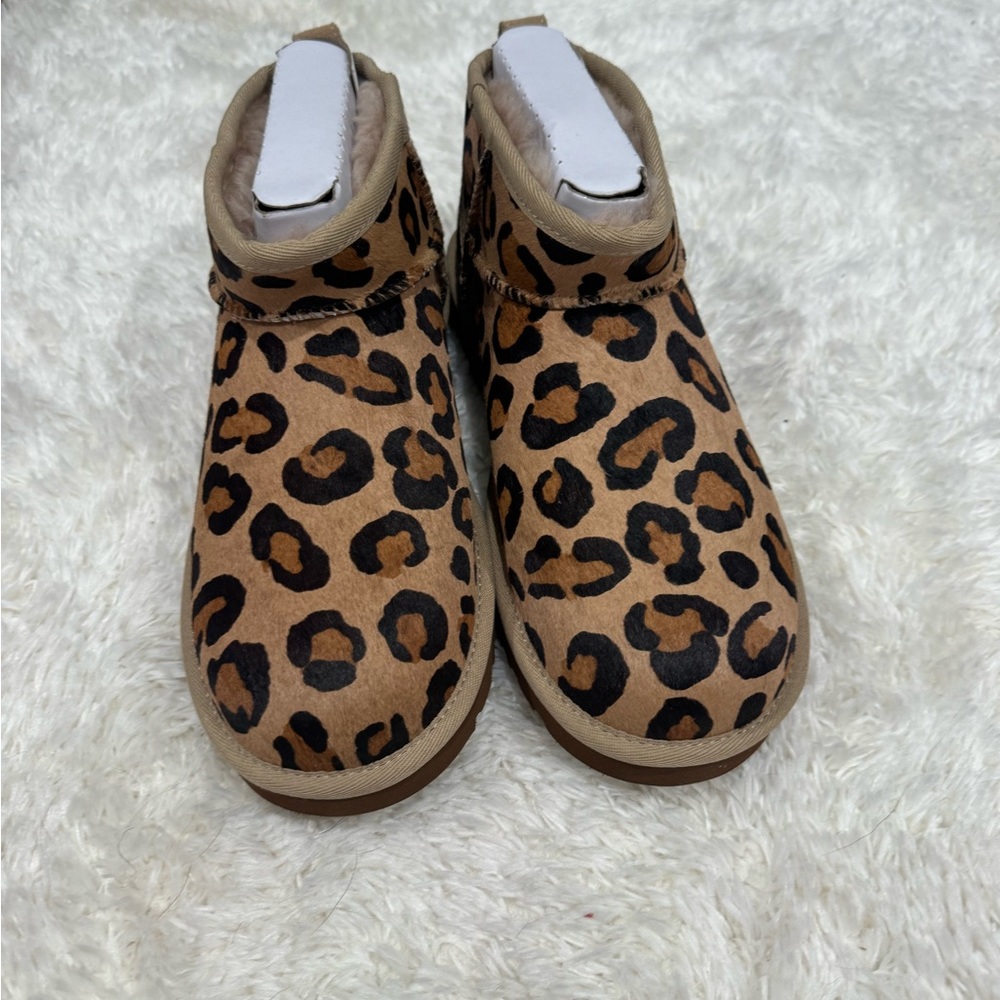New in Box — Ugg Ultra Mini Spotty Boots Sz 8